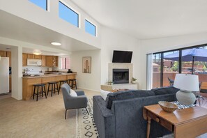 Smart TV, tenis de mesa, libros y monitor de computadora