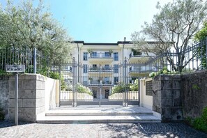 Exterior - Garda Amore: Luxury Suite with Lake View in Sirmione Historic Center (Sirmione)