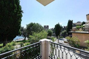 Property grounds - Garda Amore: Luxury Suite with Lake View in Sirmione Historic Center (Sirmione)