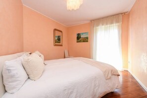 1 chambre, coffres-forts dans les chambres, fer et planche à repasser