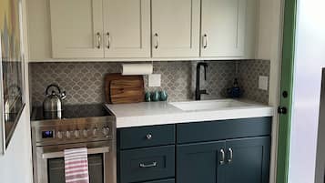 Microondas, horno, placa de cocina
