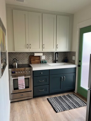 Four à micro-ondes, un four, surface de cuisson