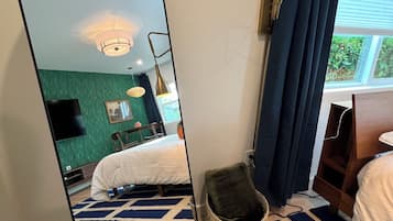 1 dormitorio, tabla de planchar con plancha, wifi y ropa de cama
