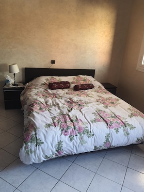 3 makuuhuonetta, silitysrauta/-lauta, vauvan matkasänky, Wi-Fi