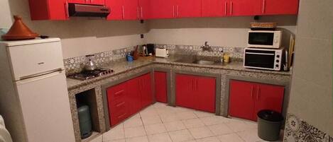 Kjøleskap, mikrobølgeovn, ovn og kokeplater