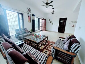 Smart TV, fireplace - Queen's View Villa by The Cafe (Mussoorie) (Mussoorie)