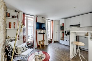 Kylskåp, ugn, diskmaskin och kaffe- och tebryggare