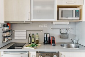 Fridge, microwave, stovetop, dishwasher