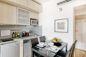 Fridge, microwave, stovetop, dishwasher - LIL Apartment with Tyn Cathedral View, Parking & A/C by EasyBNB Premium (Prague)