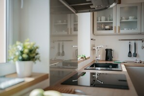 Een koelkast, een microgolfoven, een oven, een kookplaat