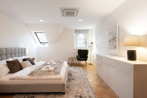 3 bedrooms, desk, iron/ironing board, free WiFi