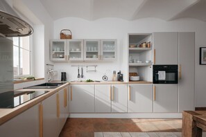 Frigorifero, microonde, forno, piano cottura