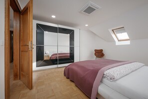 3 bedrooms, desk, iron/ironing board, free WiFi