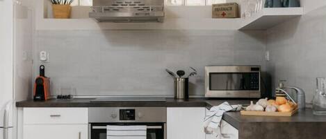 Réfrigérateur, micro-ondes, plaque de cuisson, lave-vaisselle