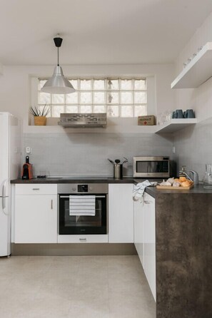 Kjøleskap, mikrobølgeovn, kokeplater og oppvaskmaskin