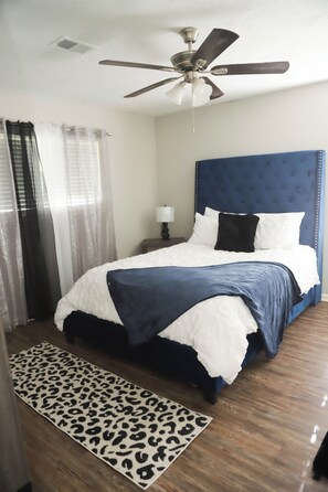 3 bedrooms, desk, iron/ironing board, free WiFi - Charming 3-bedroom retreat near Houston Christian University (Houston)