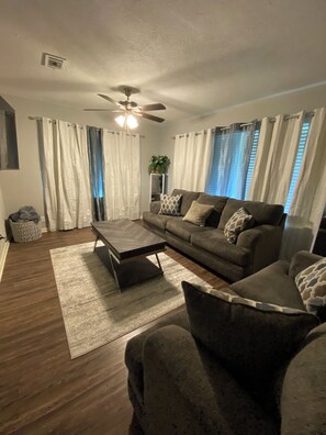 Smart TV - Charming 3-bedroom retreat near Houston Christian University (Houston)