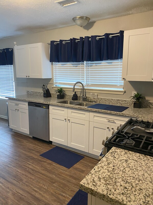 Fridge, microwave, oven, stovetop - Charming 3-bedroom retreat near Houston Christian University (Houston)