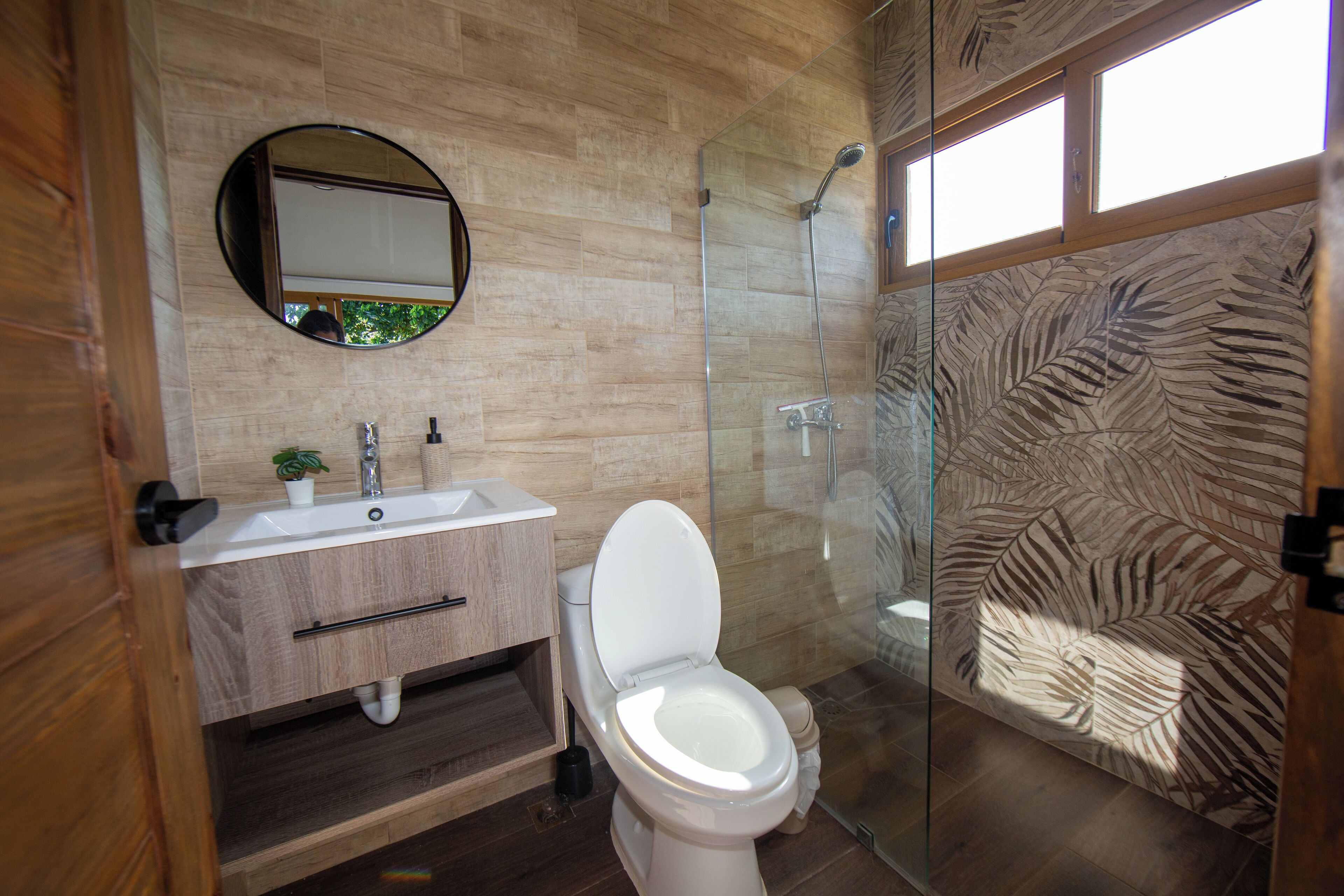 Douche, serviettes fournies, savon, papier toilette