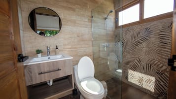 Douche, serviettes fournies, savon, papier toilette