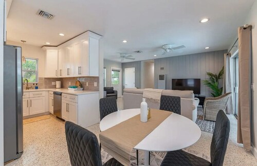 Private Home w/ Pool 10 min from Delray