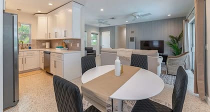 Private Home w/ Pool 10 min from Delray