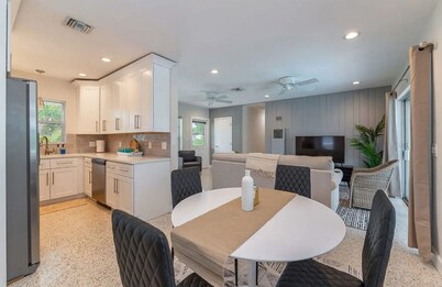 Private Home w/ Pool 10 min from Delray