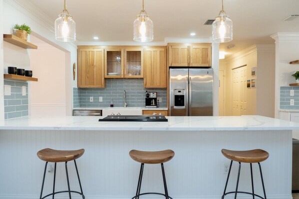 Kjøleskap, mikrobølgeovn, ovn og kokeplater