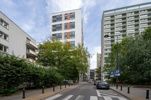 Exterior - Warsaw Center Business Apt - Parking and Balcony - by Rentujemy (Warszawa)