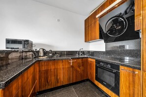 Fridge, microwave, oven, stovetop - Warsaw Center Business Apt - Parking and Balcony - by Rentujemy (Warszawa)