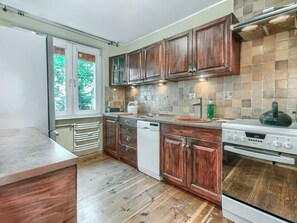 Een koelkast, een magnetron, een oven, een kookplaat