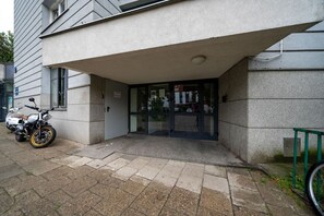 Exterior detail - Warsaw Powiśle Apartment - 8th Floor with Balcony - by Rentujemy (Warszawa)