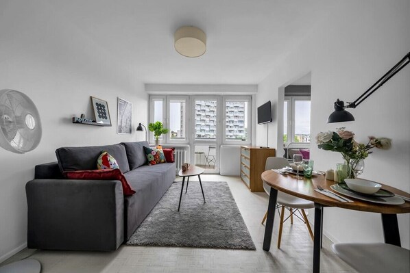 Smart TV - Warsaw Powiśle Apartment - 8th Floor with Balcony - by Rentujemy (Warszawa)