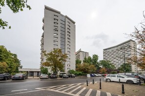 Exterior - Warsaw Powiśle Apartment - 8th Floor with Balcony - by Rentujemy (Warszawa)