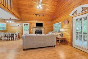 Televisión, chimenea