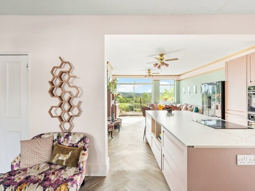 6 bedroom accommodation in Worcester