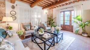 Un salon chaleureux avec une cheminée, un canapé, une table basse et divers objets de décoration.