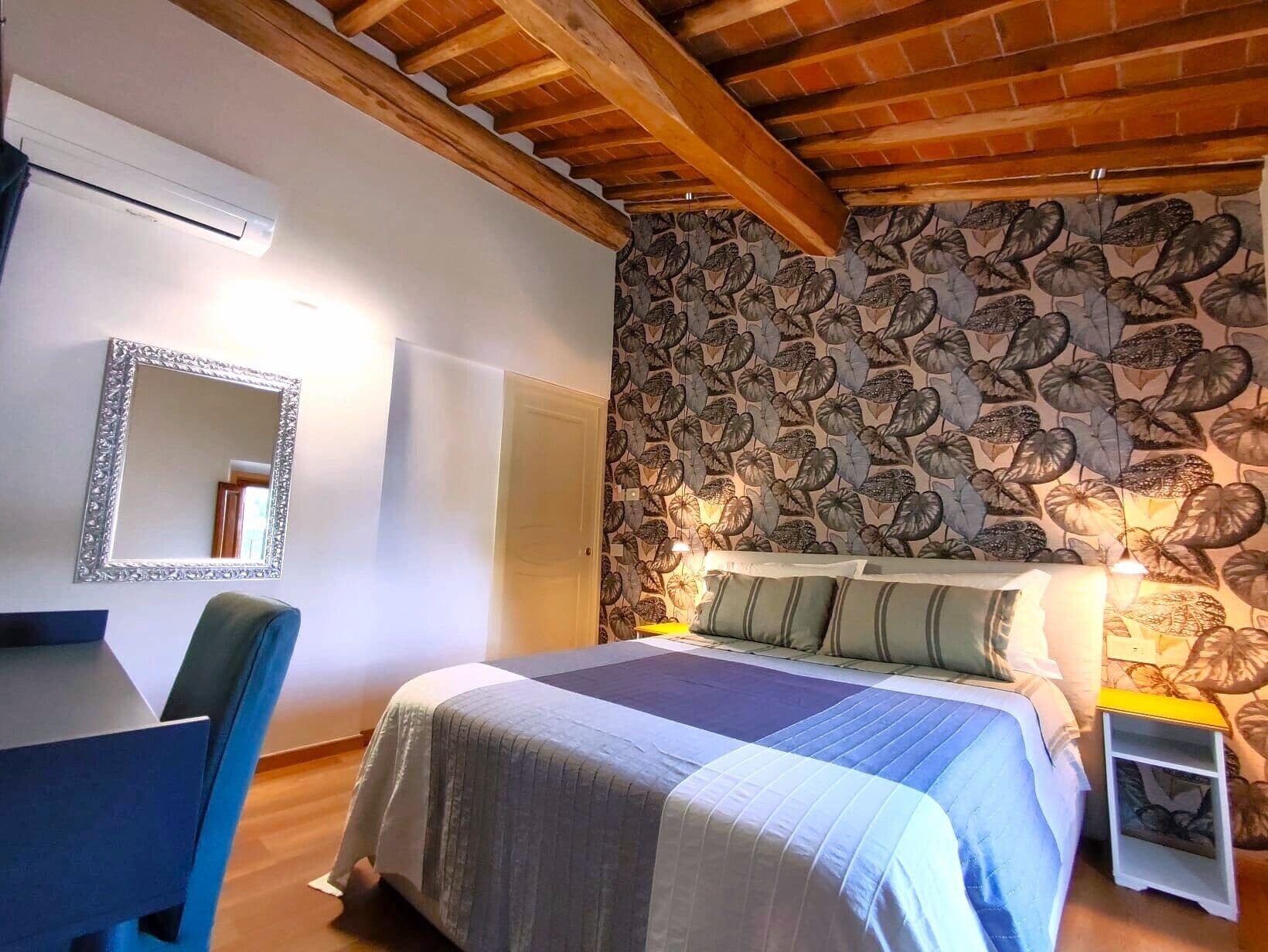Habitación de diseño con 1 cama doble o 2 individuales, 1 cama doble | Ropa de cama de alta calidad, edredones de plumas, escritorio