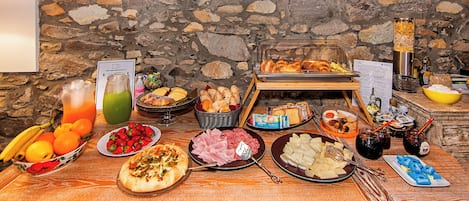 TĂ€gliches kontinentales FrĂŒhstĂŒck (12 EUR pro Person)