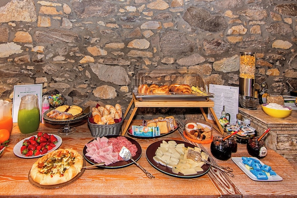 Daily continental breakfast (EUR 12 per person)