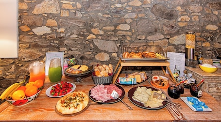 Daily continental breakfast for a fee. B&B Toringo