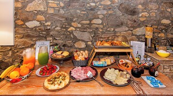 Daily continental breakfast (EUR 12 per person)
