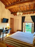 Habitación Deluxe con 1 cama doble o 2 individuales, vistas a la montaña | Ropa de cama de alta calidad, edredones de plumas, escritorio