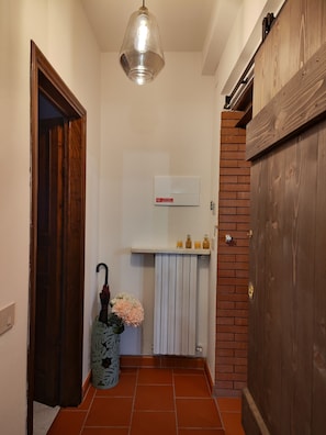 Single Room, Private Bathroom | Premium bedding, down comforters, desk, laptop workspace - B&B Toringo (Capannori)