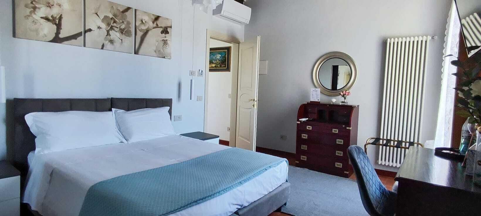 Habitación exclusiva con 1 cama doble o 2 individuales | Ropa de cama de alta calidad, edredones de plumas, escritorio