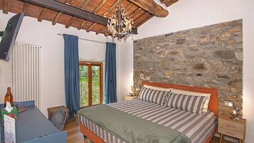 Deluxe-Doppel- oder -Zweibettzimmer, Bergblick | Hochwertige Bettwaren, Daunenbettdecken, Schreibtisch