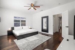 1 室のベッドルーム、デスク、アイロン / アイロン台、旅行用ベビーベッド