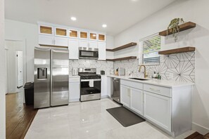 冷蔵庫、電子レンジ、オーブン、コンロ