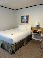 Quarto, 1 cama Queen | Escrivaninha, espaço de trabalho para notebook, Wi-Fi de cortesia