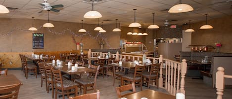 朝食、ランチ、ディナーに営業